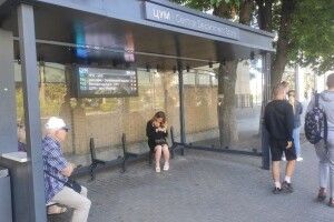 Чому на «розумних» зупинках у Луцьку зникли лавки 