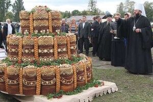 Митрополит Луцький і Волинський Михаїл освятив рекордний коровай