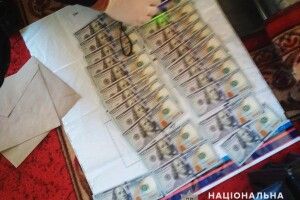 Слідчі розслідували обставини отримання волинським чиновником 4 тисяч доларів хабаря
