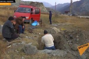 Вірмени, полишаючи Нагірний Карабах, викопують з могил і забирають із собою останки родичів (Відео)