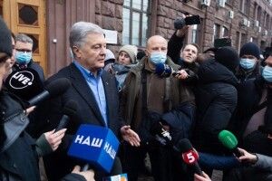 Влада за вказівкою Зеленського блокує мою політичну діяльність, але я не буду учасником цього шоу – Порошенко біля ДБР