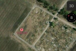Щоб звинуватити Україну в масових вбивствах: окупанти в Маріуполі розширюють братські могили
