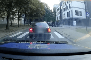 У Луцьку водій наїхав на припаркований автомобіль, втікаючи від патрульних (Відео)