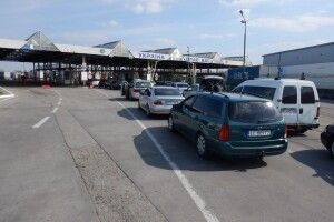 Хто зараз може розраховувати на гуманітарний пропуск через кордон та гуманітарний транзит? (Фото, відео)