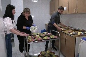 «Щоб трохи побалувати»: як рівненські волонтери годують бійців у лікарні