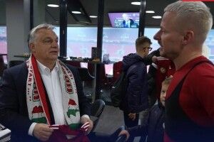 Скандал: Орбан вдягнув шарф з «Великою Угорщиною» 