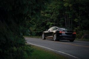 Жінка народила у Tesla, поки машина їхала до лікарні на автопілоті