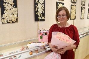 Мистецтво проти хвороби: мешканка Волині створює шедеври із соломи