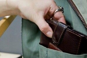 На Волині злодійка зайшла в «соцзабез» і потягнула два гаманці