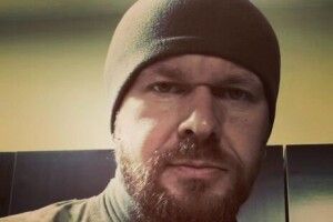 «Лягаю спати на сніг. Холодно. Змерз. Не відчуваю пальців ніг». Співак з Луцька написав новий вірш 