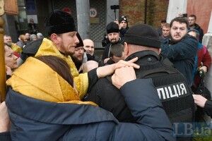 Прихильники Філарета увірвалися в київський суд, від них забарикадувалися стільцями