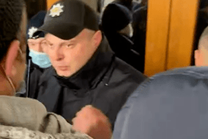 Депутат Нововолинської ради показав, як правоохоронці не пустили місцевих мешканців на сесію (Відео)