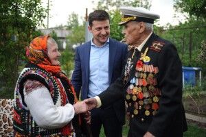 У День пам’яті та примирення Зеленський сфотографувався зі зв'язковою УПА та радянським морпіхом (фото)