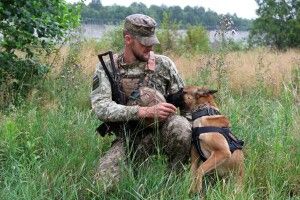 Барабанщик з Волині разом із чотирилапою напарницею охороняють українсько-білоруський кордон