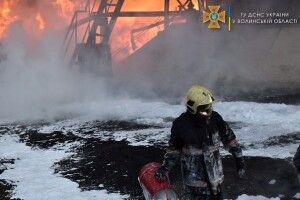 Рятувальники у Луцьку досі ліквідовують наслідки пожежі на нафтобазі (Фото)