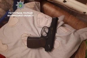 Серед ночі озброєний молодик проривався до чужої оселі (відео)