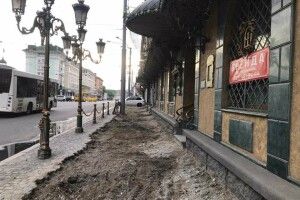 «Невже немає, що латати»: жителі Рівного обурюються заміною бруківки на Театральній площі