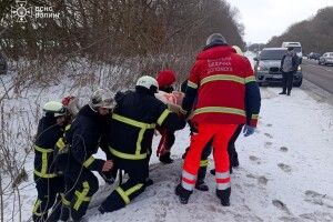У Луцькому районі рятували жінку з понівеченого авто