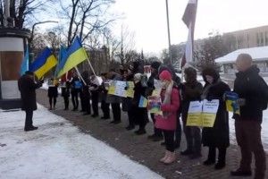 У Ризі пікетували російське посольство на підтримку України