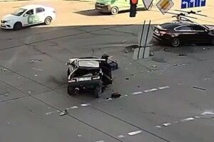 Внаслідок страшної ДТП пасажир випав на проїжджу частину (Відео моменту)