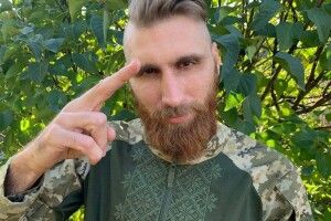 Тактичні сорочки-вишиванки: як фармацевт почав допомагати ЗСУ (Відео)