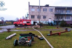 Волинь затоплює, рятувальники масово відкачують воду (Фото)