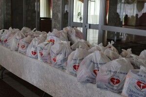 100 сімей малозабезпечених лучан отримали подарунки до Великодня