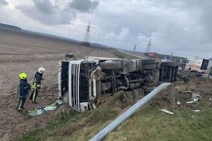 На Рівненщині перекинулася вантажівка, водій загинув