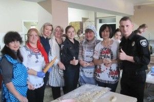 Рівненські патрульні взялися ліпити вареники