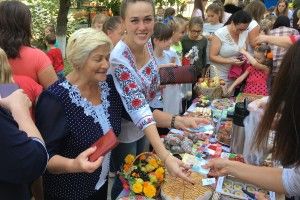 У Горохові малеча з дитсадка разом із батьками прямо на вулиці організували ярмарок солодощів