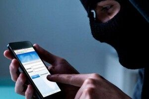 У Рівному сім'я пенсіонерів віддала шахраям тисячі гривень, доларів і євро