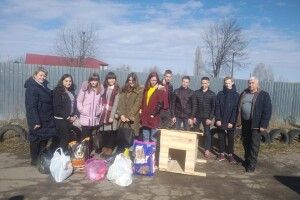 Луцькі школярі зробили бомбезний подарунок безпритульним песикам та котикам
