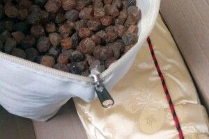 Замість подушок везли чотири валізи бурштину (Фото)