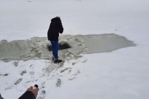 Щоб не задихнулася риба, в луцькому Стиру прорубали ополонки (Фото)