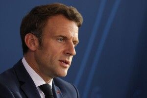Макрон звинуватив росію в поширенні дезінформації в Африці