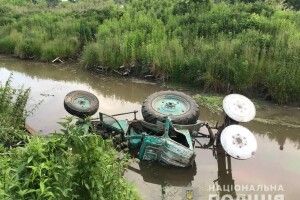 Поліцейські з'ясовують чому загинув 33-річний тракторист (Фото)