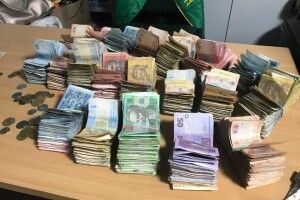У Луцькому зоопарку порахували гроші, що їх кидали в скриньку для пожертв відвідувачі упродовж майже двох років (Фото)
