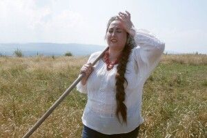 Баба Доцька з Коломиї зняла пародію на Jerry Heil (Відео)