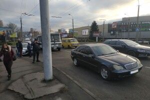 У Луцьку автобус «поцілувався» з «Мерседесом»