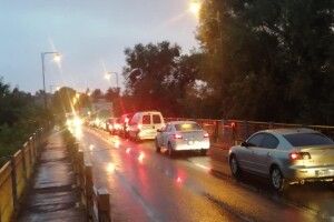 У Луцьку на мості утворилося провалля: дослідили як яма змінилася за 12 годин (Відео)