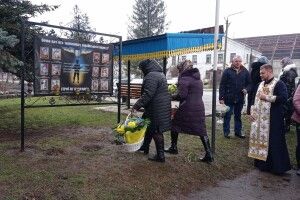 У громаді на Волині вшанували пам'ять 12 Героїв, які боронили Україну від російської орди (Фото)