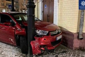 На Волині нетвереза 18-річна водійка в’їхала в стовп (Фото)