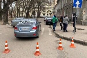 В Одесі водій збив трьох людей на переході і втік