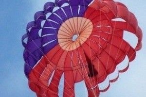  У Росії хлопець та дівчина з парашутом врізались в електродроти 