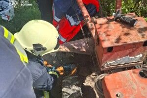 На Волині рятували чоловіка, якому затиснуло ногу в шнеку комбайна
