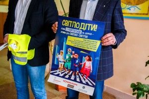 Меценати виготовили для маленьких волинян 2000 світловідбівних браслетів, 300 жилетів та 300 брелків