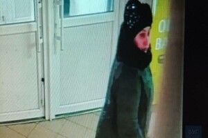 Поліція Нововолинська розшукує шахрайку, яка підмінила жінці $100 на сувенірні: фото з камер відеоспостереження