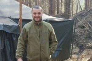 На Рівненщині сотні людей прощалися з батьком трьох дітей, який загинув на війні