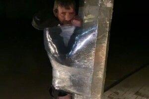 Мешканці Миколаєва помітили мародера й примотали його до стовпа (Відео)