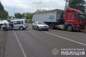 На Волині сталася аварія: внаслідок зіткнення автівок травмувалися двоє людей (Фото)